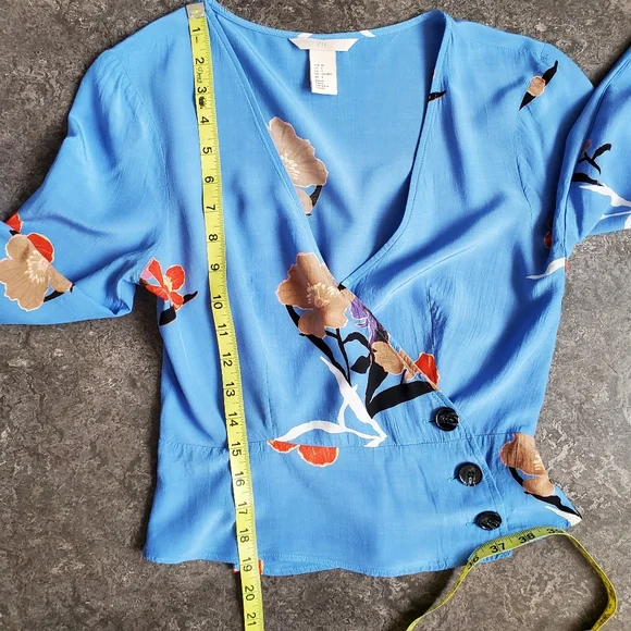 H&M Blue Floral Wrap Cropped Long Sleeve VGUC Blouse Sz 4/Small - Picture 8 of 9